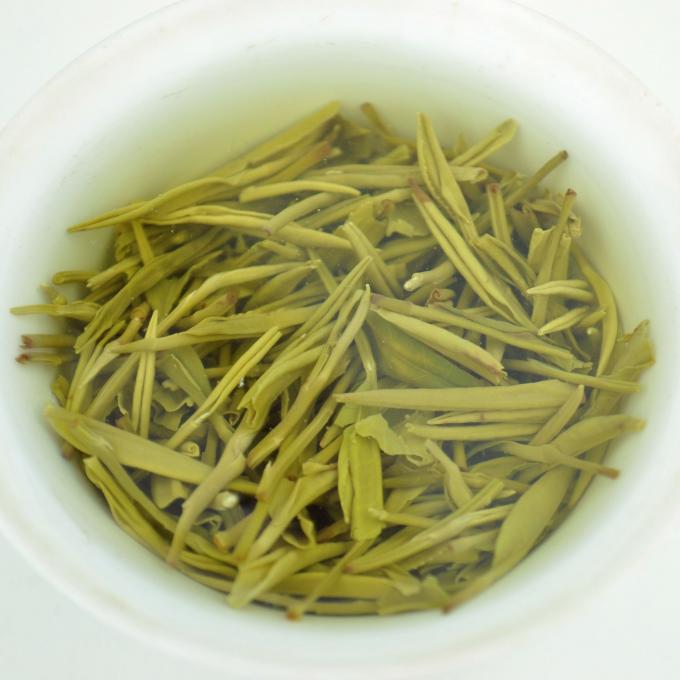Tè verde cinese di forma esile delle bande con il palato corpulento ed il gusto dopo mangiato dolce