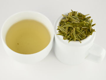 Porcellana Tè organico insaccato del pozzo del drago del tè verde con la foglia di tè fresca di forma curva fornitore